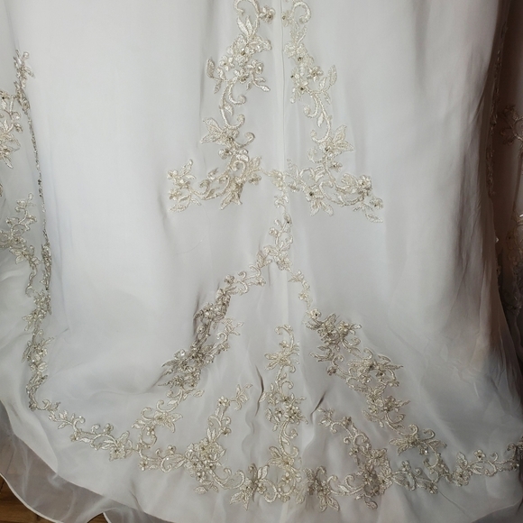 David's Bridal Empire Waist A-Line Wedding Dress - Picture 7 of 16